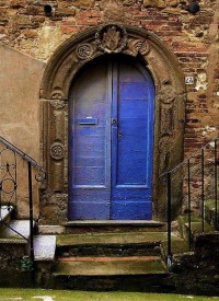 niebieskie drzwi