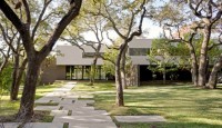 nowoczesna architektura dom wśród drzew