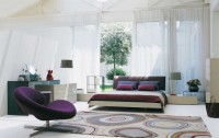 nowoczesna jasna sypialnia z fioletowym akcentem