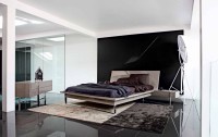 nowoczesna sypialnia z czarna ścianą