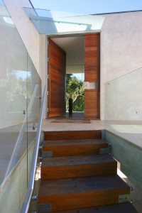 nowoczesne drewniane drzwi wejściowe