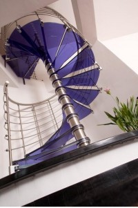 nowoczesne fioletowe szklane schody