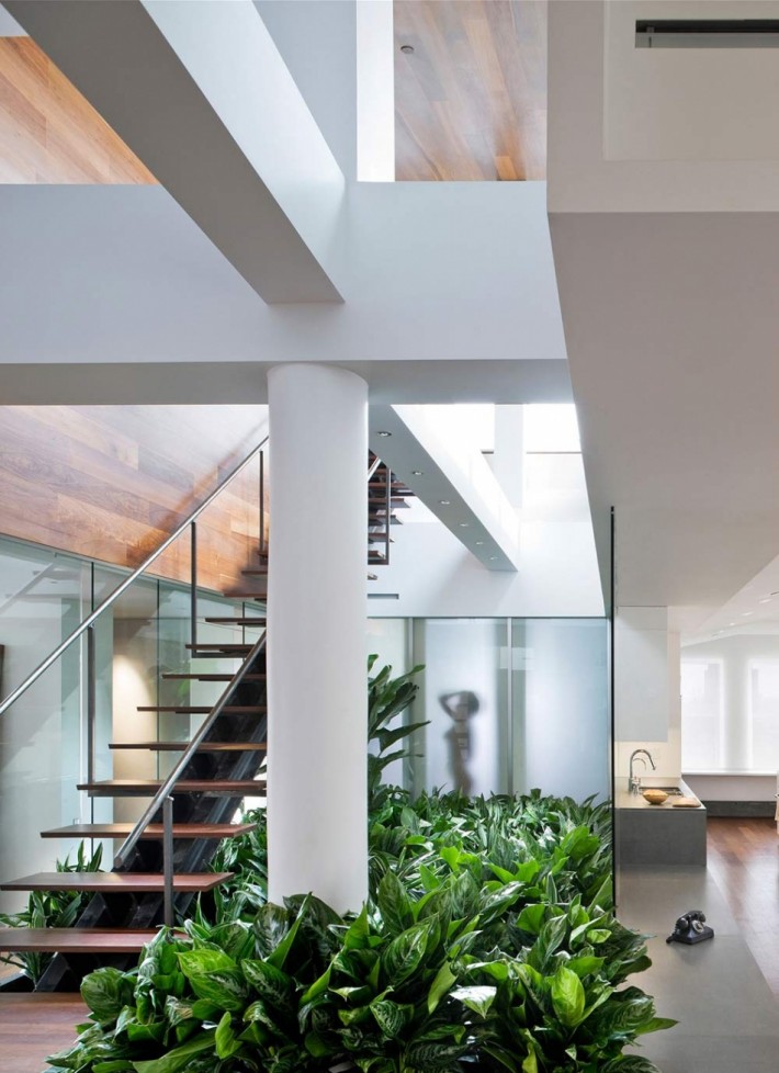 nowoczesne schody na piętro szklana poręcz
