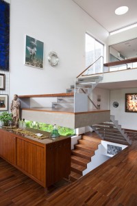 nowoczesne schody w wielopiętrowym domu