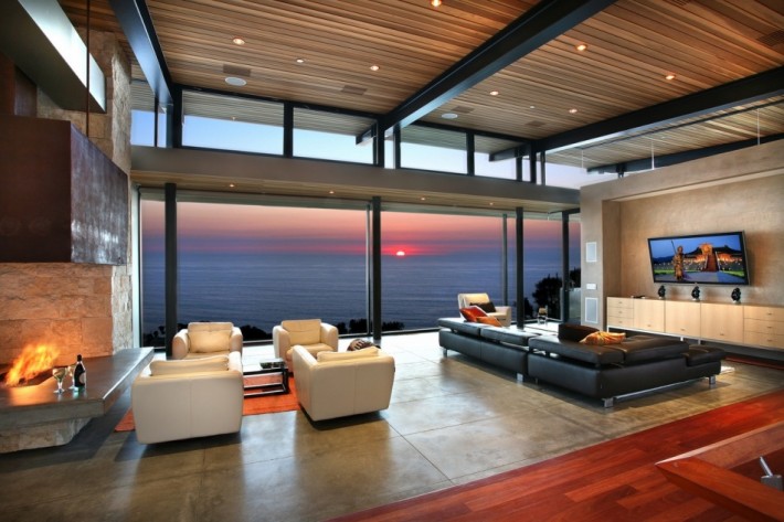 nowoczesny apartament z widokiem na morze z kominkiem i częścią telewizyjną
