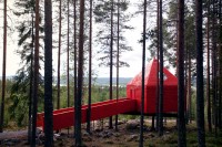 nowoczesny czerwony dom na drzewie