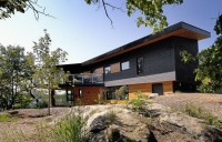 nowoczesny dom czerń i jasne drewno