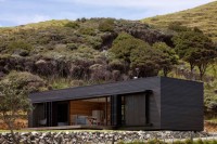 nowoczesny drewniany czarny dom
