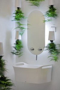 oryginalny sposób na łazienkę kwiaty w donicach do góry nogami