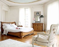 piękna klasyczna biała sypialnia drewniane łóżko