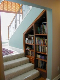 półki na książki pod schodami