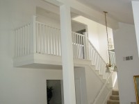 schody biała balustrada