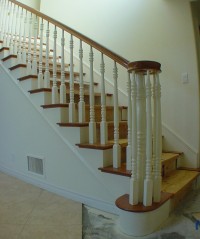 schody biała balustrada zawijana na dole