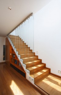 schody drewniane szklana wysoka poręcz