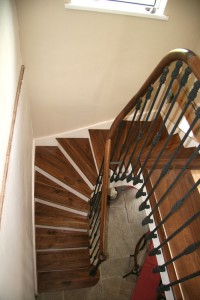 schody klasyczne na piętro zawijane
