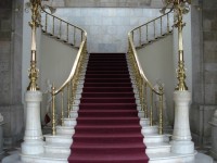 schody luksusowe złota poręcz