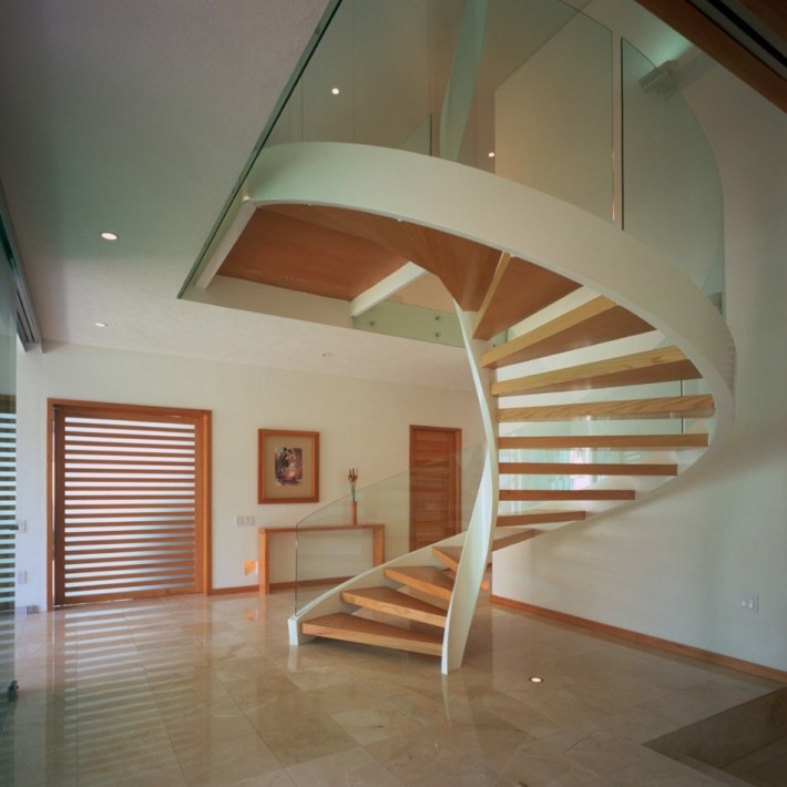 spiralne schody z poręczą ze szkła