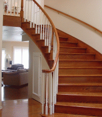 stylowe drewniane schody łukowe