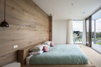 sypialnia drewniana dekoracyjna ściana okno bardzo duże