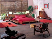 sypialnia w stylu indonezyjskim z czerwonymi akcentami