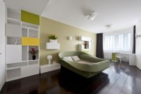 sypialnia z całkiem nietypowym łóżkiem ciemnobrązowa podłoga białe meble