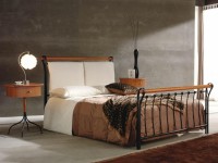 sypialnia łóżko z drewnianymi wykończeniami
