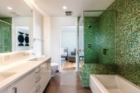 zielono biała łazienka