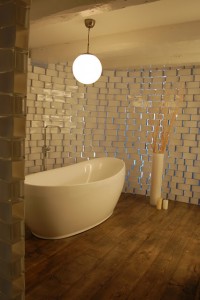 Łazienka ściana wykonana z setek wazoników REKTANGEL z Ikea