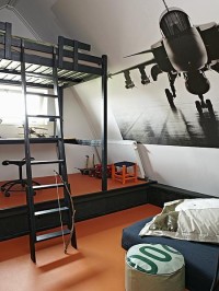 Łóżko piętrowe w pokoju nastolatka
