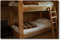 Łóżko piętrowe w starym drewnie