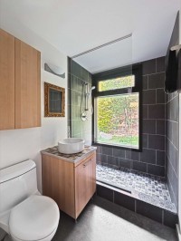 łazienka czarne kafle meble jasne drewno