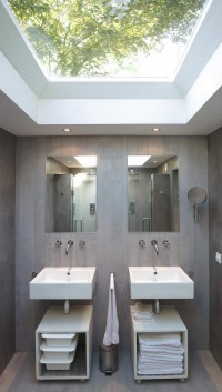 łazienka dla dwojga świetlik w dachu