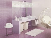 łazienka fioletowe kafle białe meble