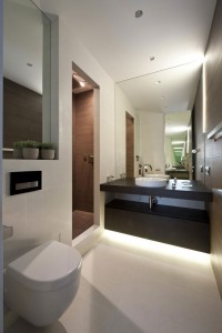 łazienka w stylu nowoczesnym z dużym lustrem  jasna podłoga ciemna szafka