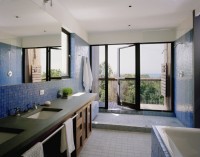 łazienka z balkonem