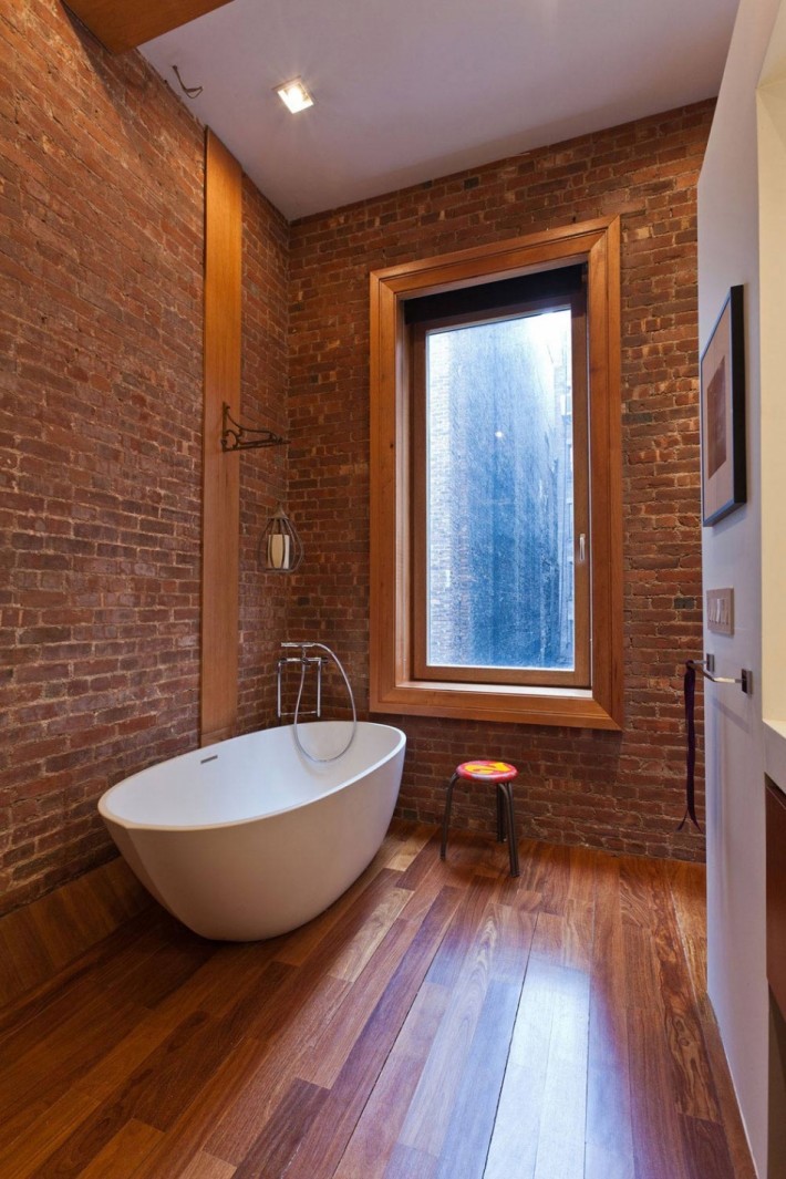 łazienka z oknem drewniana podłoga