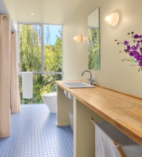 łazienka z oknem meble jasne drewno