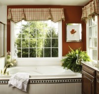 łazienka z wanną okna z dekoracyjną firanką