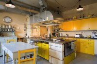 żółta industrialna kuchnia