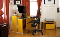 żółte biurko do pracy