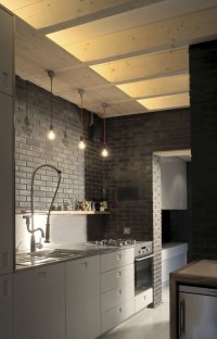 ściana z surowej cegły w kuchni