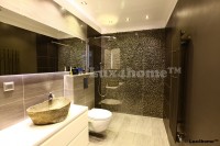 Łazienka z otoczakami i umywalką z kamienia polnego – Lxu4home™