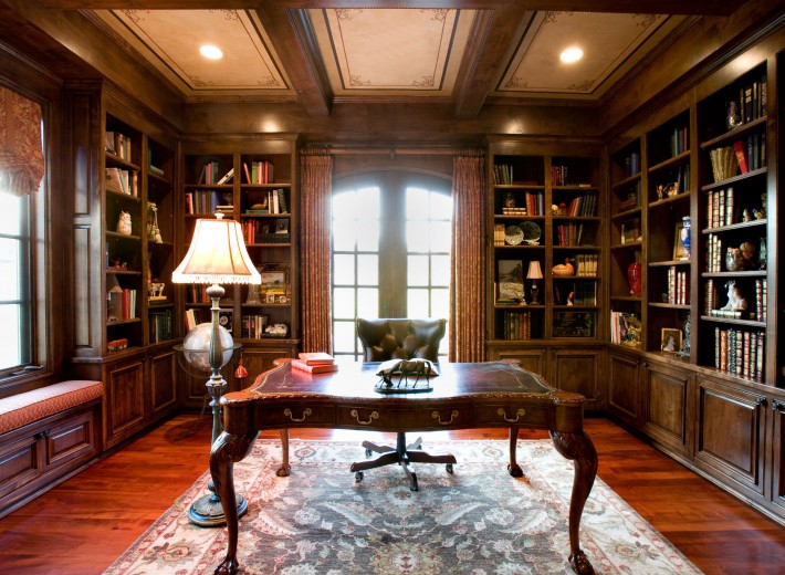 domowa biblioteka z biurkiem