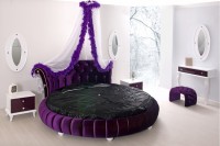fioletowe okrągłe łóżko