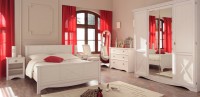 biała sypialnia z czerwonym akcentem