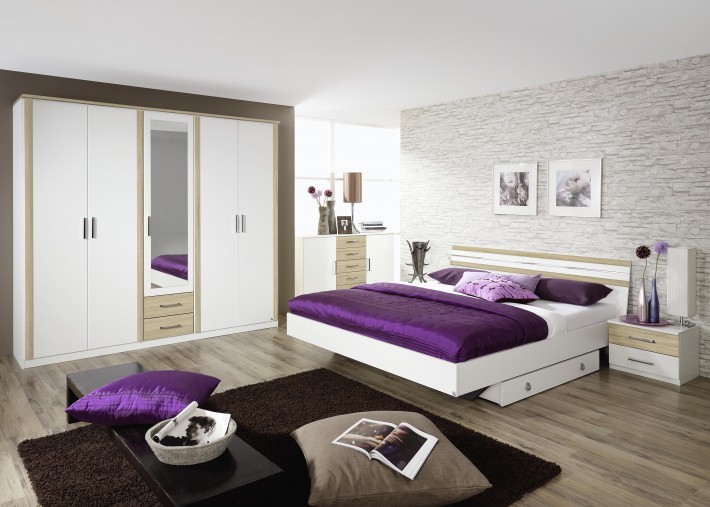 jasna sypialnia z fioletowym akcentem