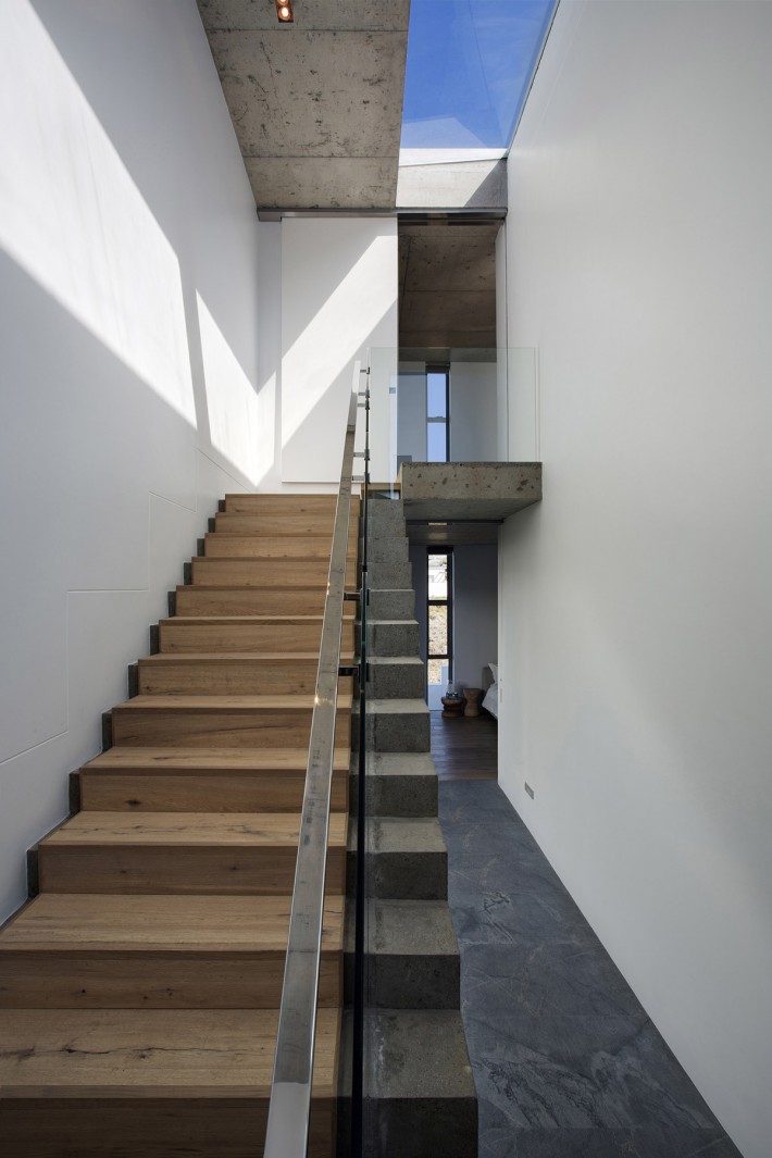 schody – połączenie drewna z betonem