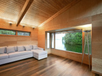 wnętrze drewnianego domku nad jeziorem