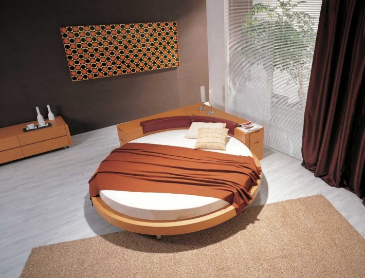 okrągłe drewniane łóżko