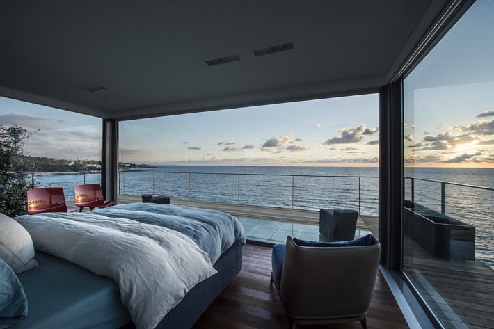 piękna sypialnia z widokiem na morze